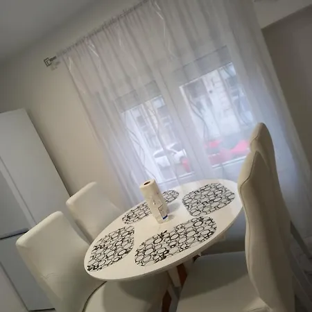 Aine - Old Bridge Apartment *